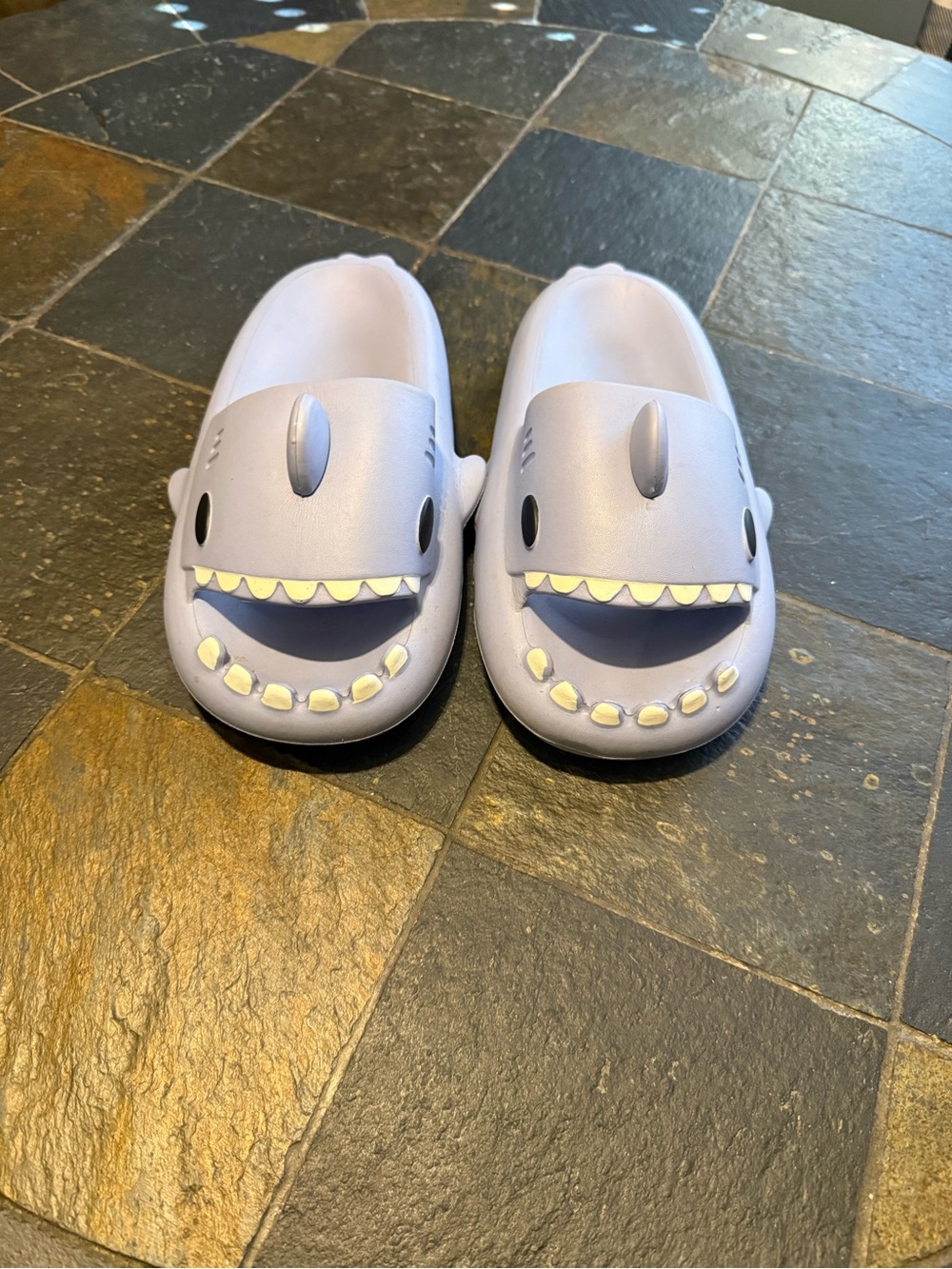 Saucony Light Purple Shark-Detail Slip-On Slides